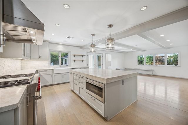 547 Three Corners Drive, Hunters Creek Village, TX 77024