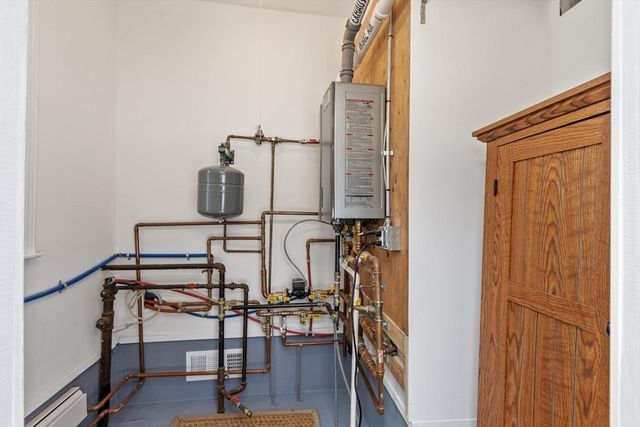 17 Vinton St, Leominster, MA 01453