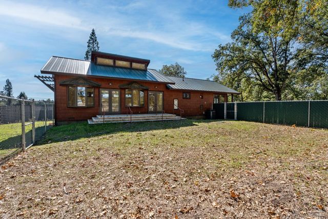 10185 East Rd, Redwood Valley, CA 95470