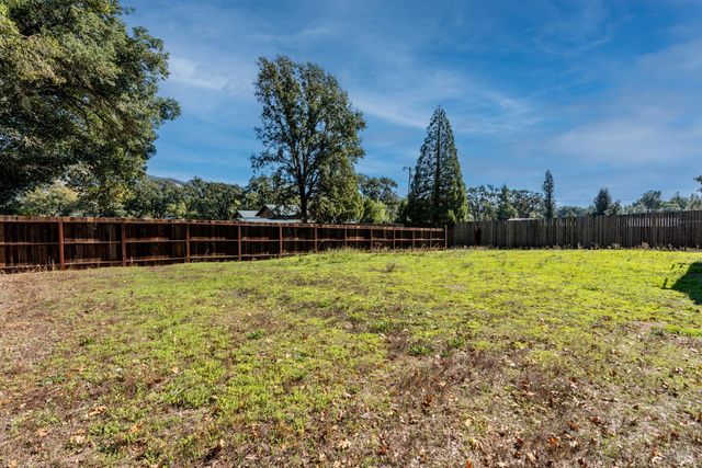 10185 East Rd, Redwood Valley, CA 95470