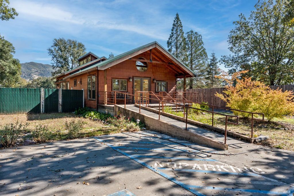 10185 East Rd, Redwood Valley, CA 95470