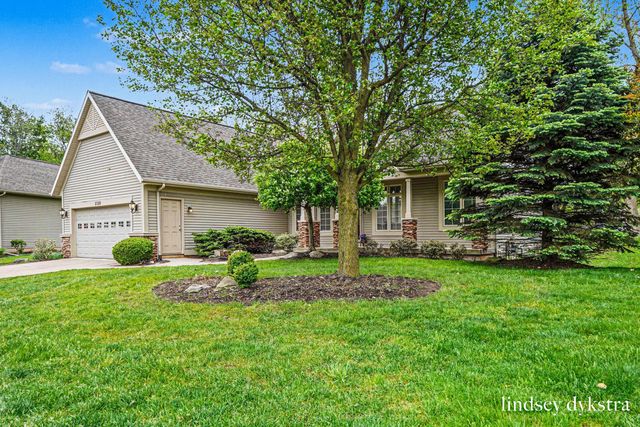 2320 Red Oak Court NW, Grand Rapids, MI 49504
