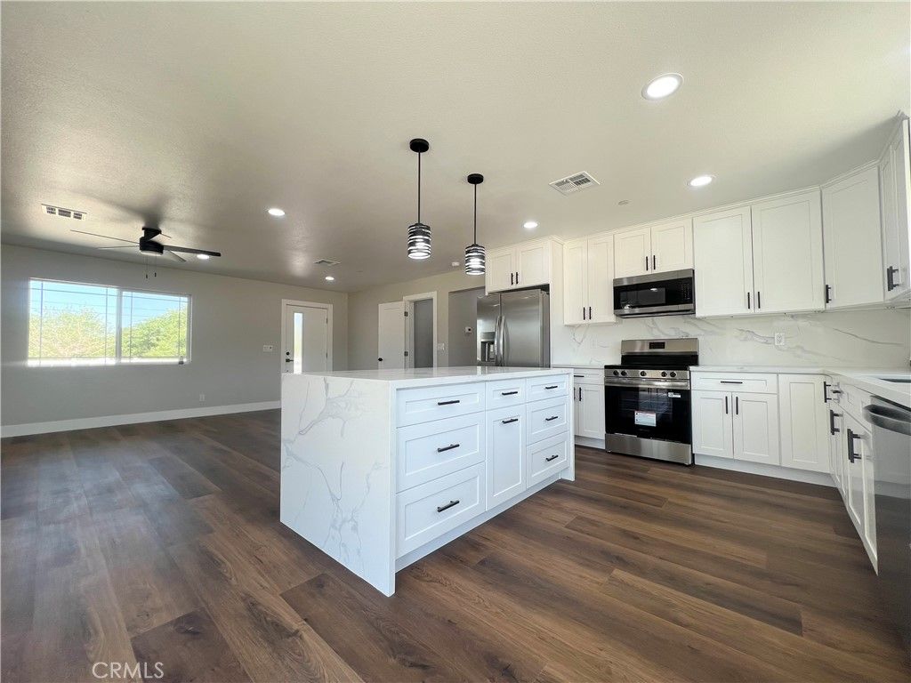 Image 18 of property listing at 9506 East Avenue T-14, Littlerock, CA 93543