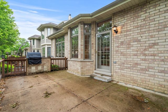 16 Pine Needles Drive, Lemont, IL 60439