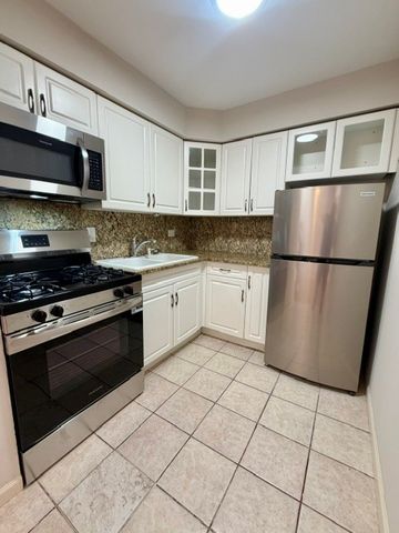 5348 N Cumberland Avenue 300, Chicago, IL 60656