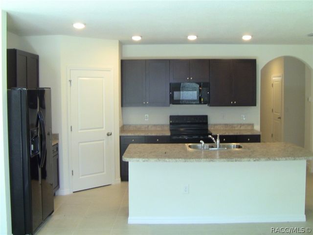 350 W Runyon Loop, Beverly Hills, FL 34465