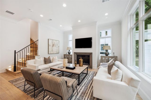 16 Wentworth Square Avenue, Houston, TX 77027