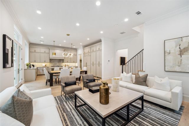 16 Wentworth Square Avenue, Houston, TX 77027