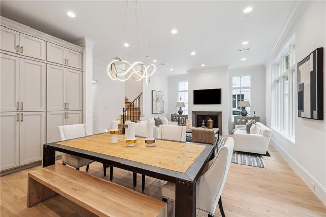 16 Wentworth Square Avenue, Houston, TX 77027