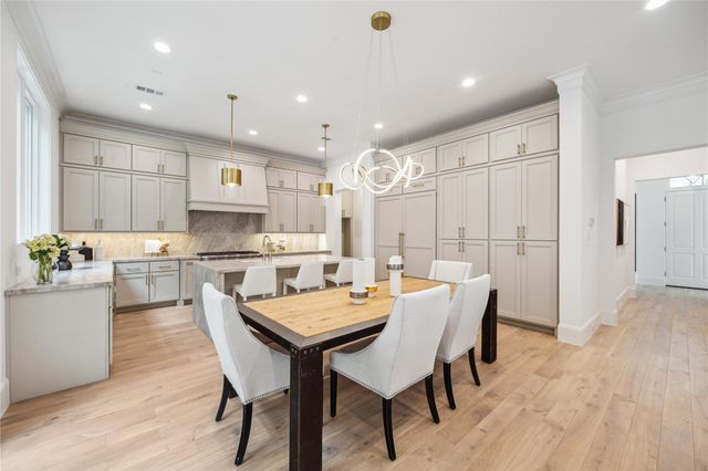 16 Wentworth Square Avenue, Houston, TX 77027