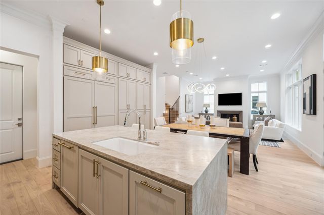 16 Wentworth Square Avenue, Houston, TX 77027