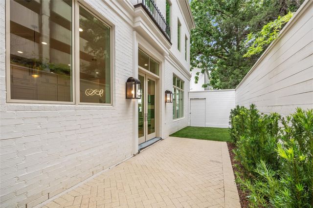 16 Wentworth Square Avenue, Houston, TX 77027
