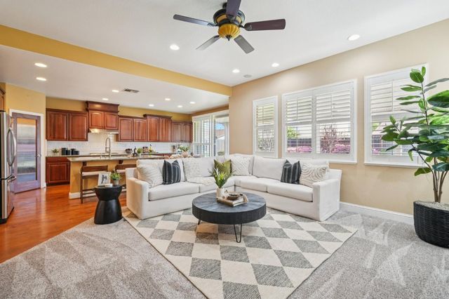 1408 Grovewood Ln, Roseville, CA 95747