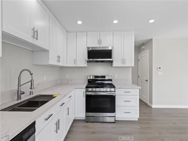 7318 Leescott Avenue, Lake Balboa, CA 91406