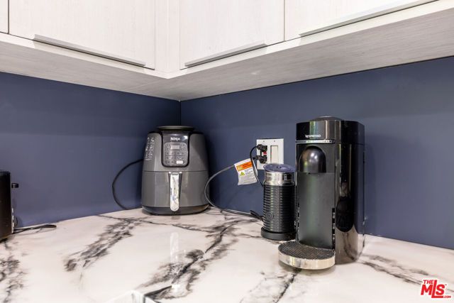 1112 S Highland Avenue, Los Angeles, CA 90019