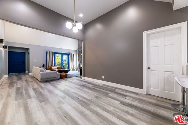 1112 S Highland Avenue, Los Angeles, CA 90019