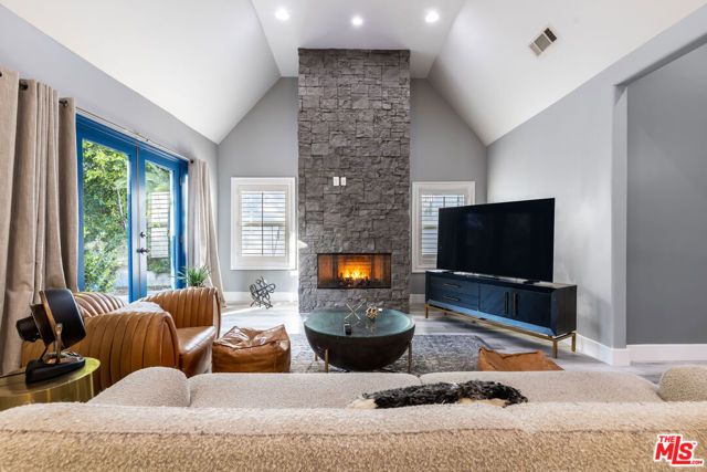 1112 S Highland Avenue, Los Angeles, CA 90019