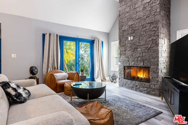 1112 S Highland Avenue, Los Angeles, CA 90019