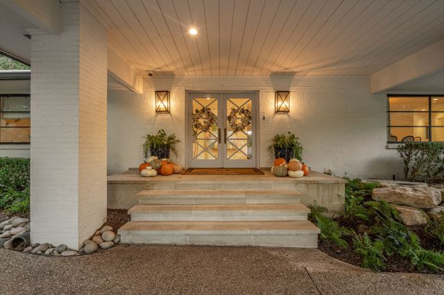 5849 Merrymount Road, Westover Hills, TX 76107