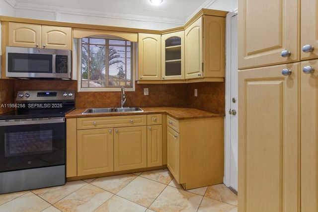 830 NW 74th St, Miami, FL 33150