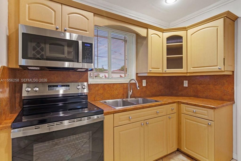 Image 7 of property listing at 830 NW 74th St, Miami, FL 33150