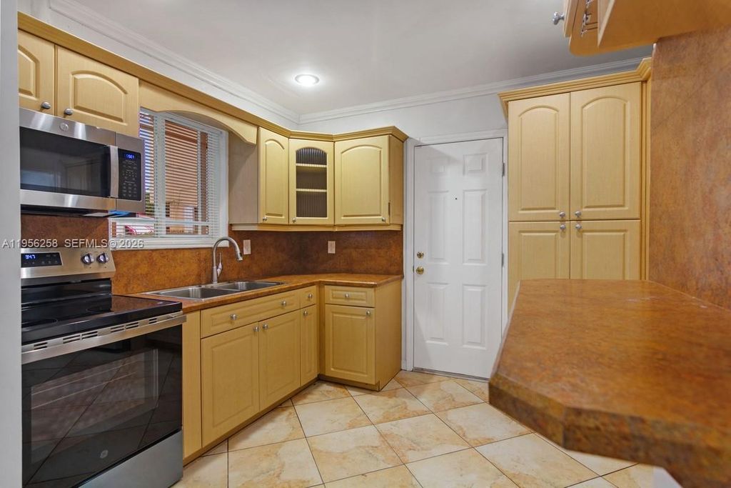 Image 8 of property listing at 830 NW 74th St, Miami, FL 33150