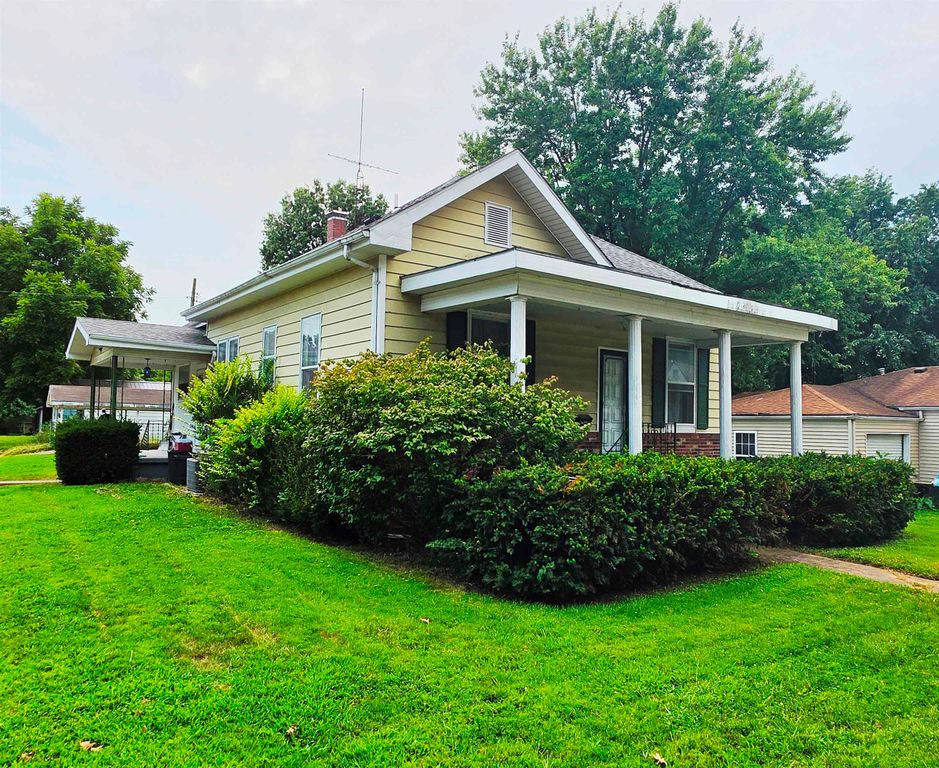 Image 1 of property listing at 227 E Bennett Street, Salem, IL 62881
