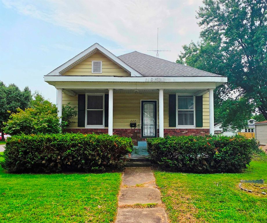 Image 2 of property listing at 227 E Bennett Street, Salem, IL 62881