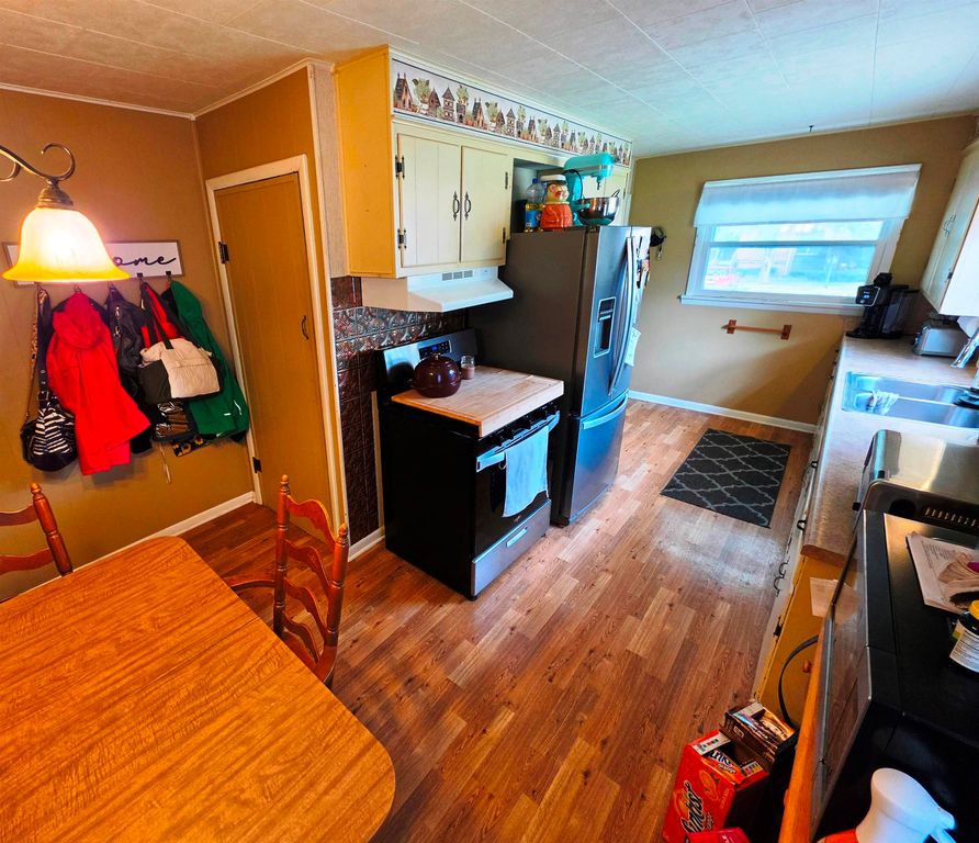 Image 11 of property listing at 227 E Bennett Street, Salem, IL 62881