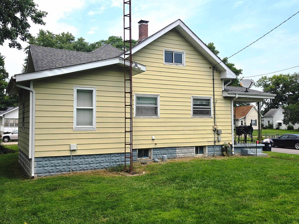 Image 3 of property listing at 227 E Bennett Street, Salem, IL 62881