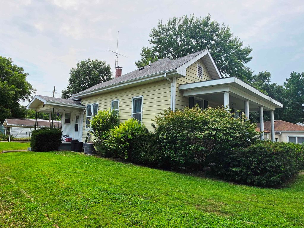 Image 24 of property listing at 227 E Bennett Street, Salem, IL 62881