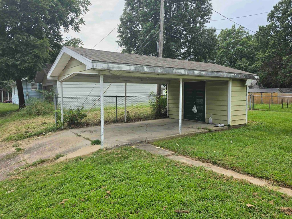 Image 25 of property listing at 227 E Bennett Street, Salem, IL 62881