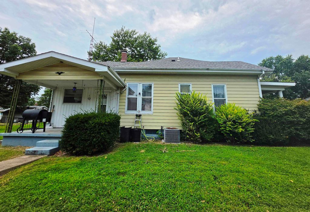 Image 4 of property listing at 227 E Bennett Street, Salem, IL 62881