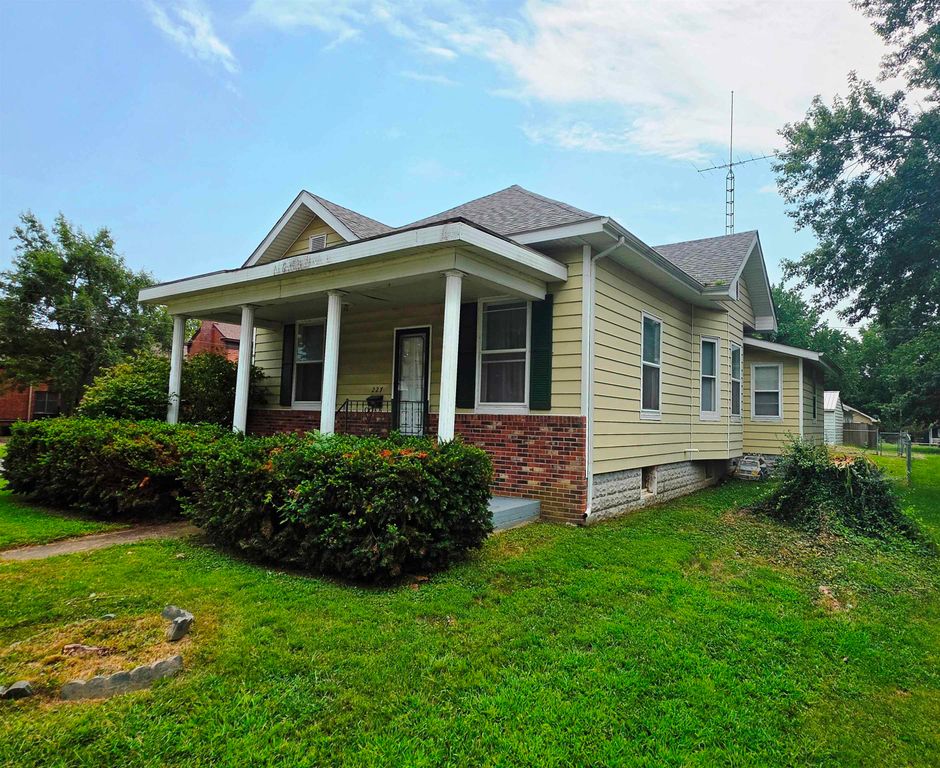 Image 5 of property listing at 227 E Bennett Street, Salem, IL 62881