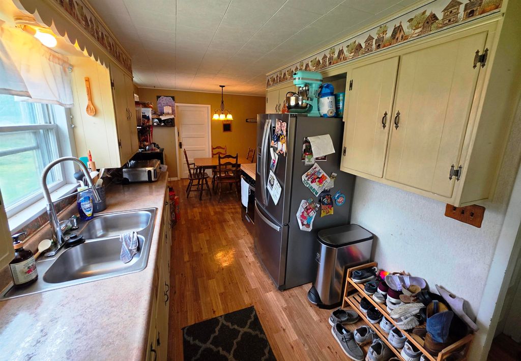 Image 6 of property listing at 227 E Bennett Street, Salem, IL 62881