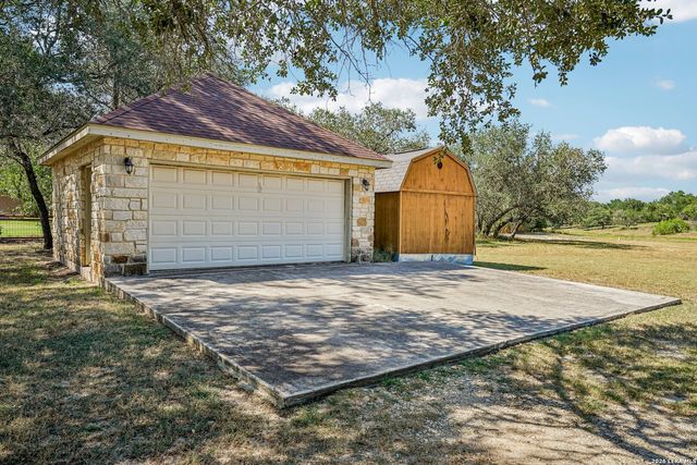 108 Medora Branch, Floresville, TX 78114