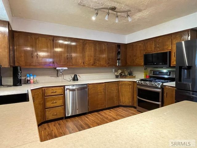 807 Henderson Avenue, Blackfoot, ID 83221