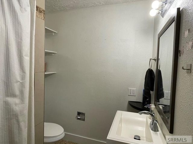 807 Henderson Avenue, Blackfoot, ID 83221