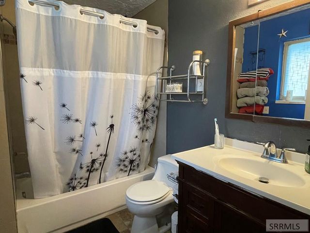 807 Henderson Avenue, Blackfoot, ID 83221