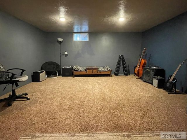 807 Henderson Avenue, Blackfoot, ID 83221