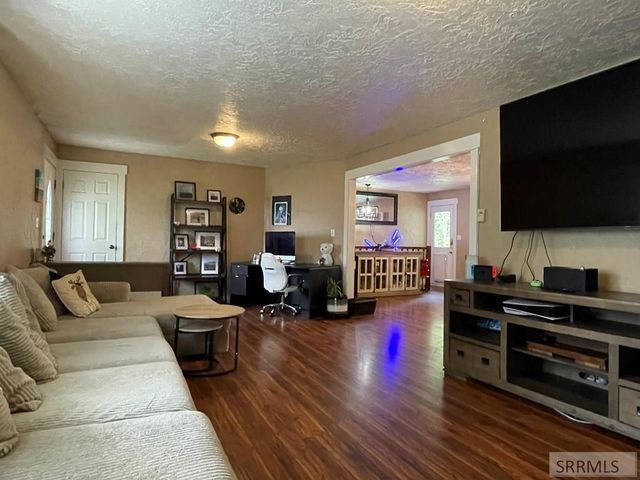 807 Henderson Avenue, Blackfoot, ID 83221