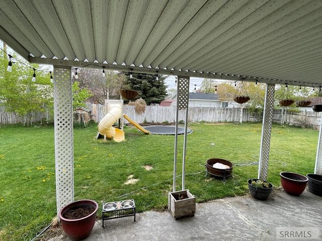 807 Henderson Avenue, Blackfoot, ID 83221