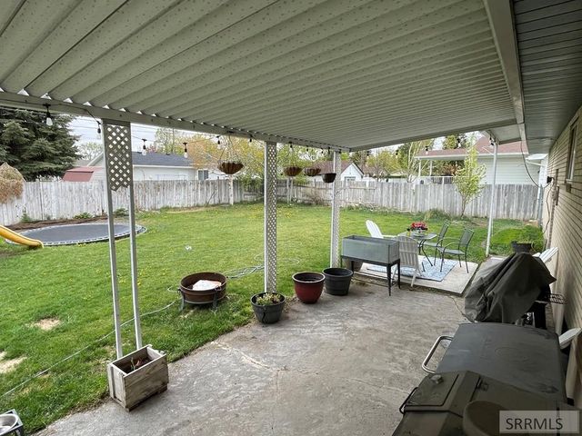 807 Henderson Avenue, Blackfoot, ID 83221