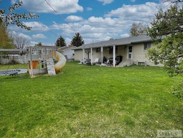 807 Henderson Avenue, Blackfoot, ID 83221