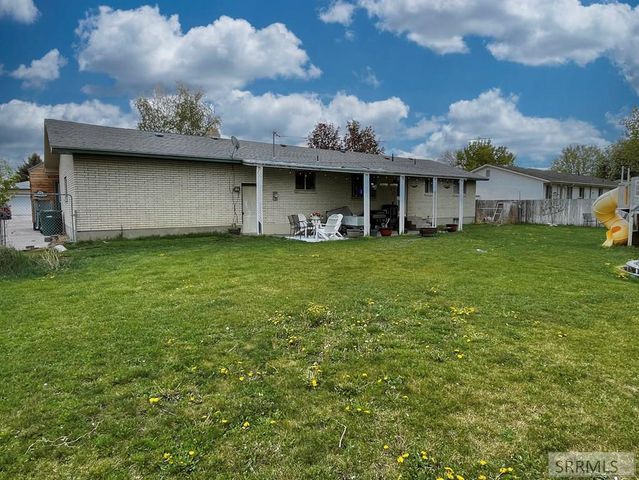 807 Henderson Avenue, Blackfoot, ID 83221