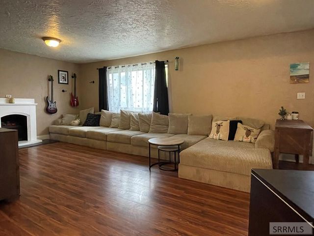 807 Henderson Avenue, Blackfoot, ID 83221