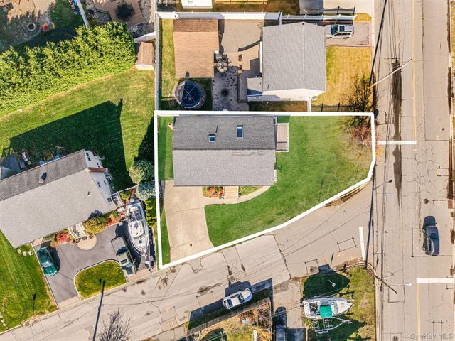 4 Bay Place, Lindenhurst, NY 11757