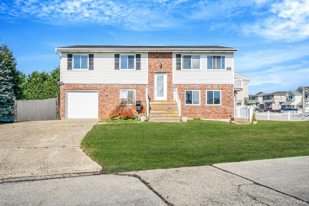 4 Bay Place, Lindenhurst, NY 11757