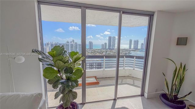 3530 Mystic Pointe Dr LPH13, Aventura, FL 33180