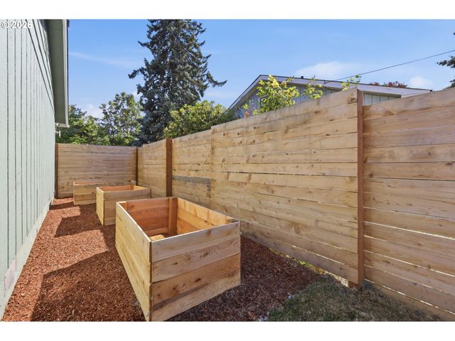 1705 BREWER Ave, Eugene, OR 97401
